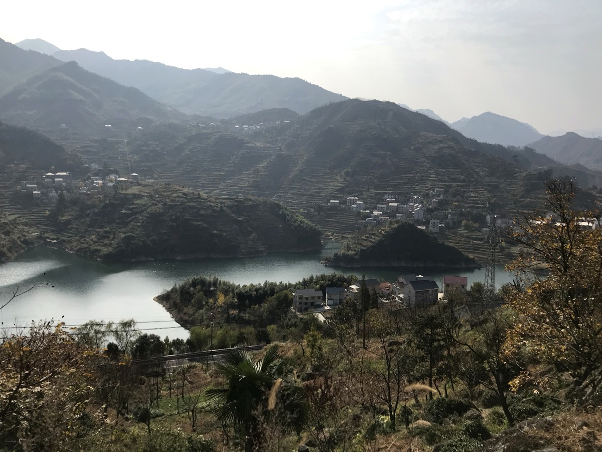 灰雨中的华光潭,水面倒映山影