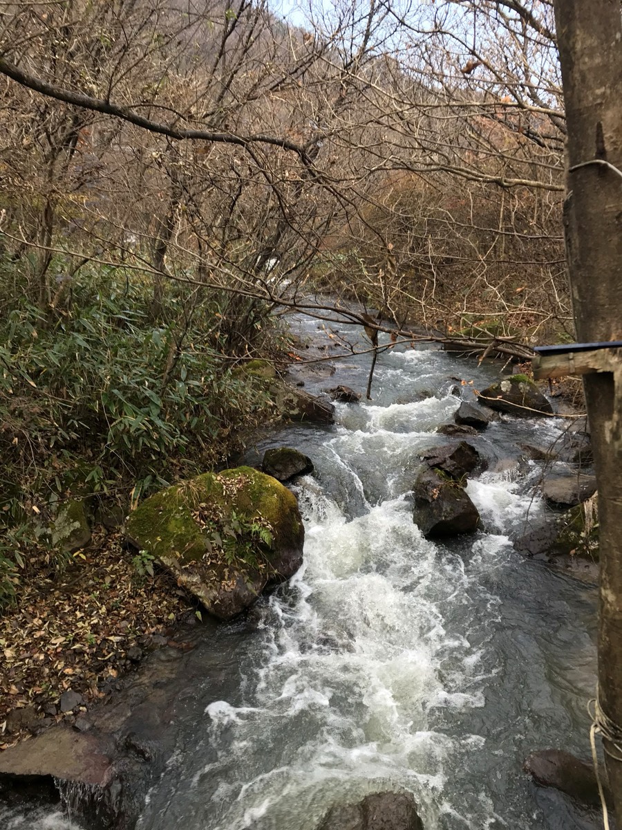 湍急溪流冲刷岩石溅起白色水花
