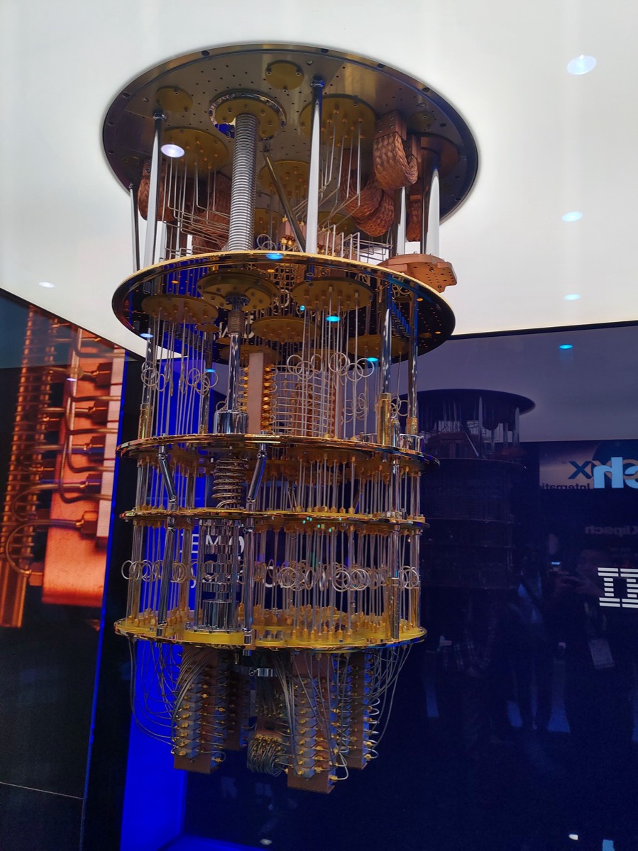 IBM量子计算机稀释制冷机,吊灯式金色多层结构