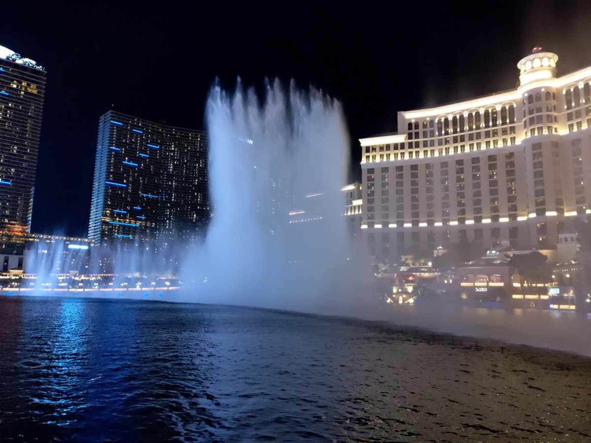 Bellagio喷泉特写,高耸水柱直指夜空,蓝白灯光