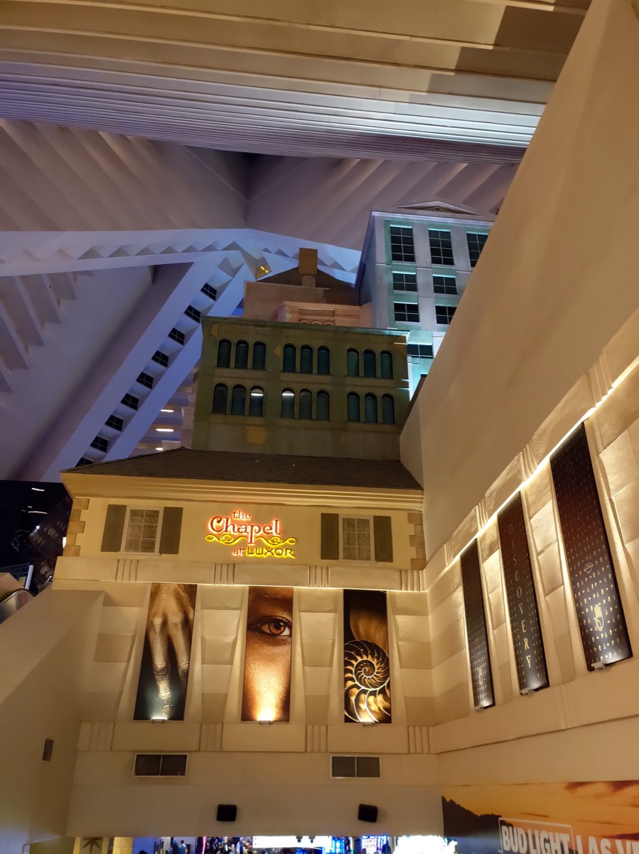 Luxor酒店内部金字塔式阶梯中庭与小教堂霓虹招牌,古埃及壁画