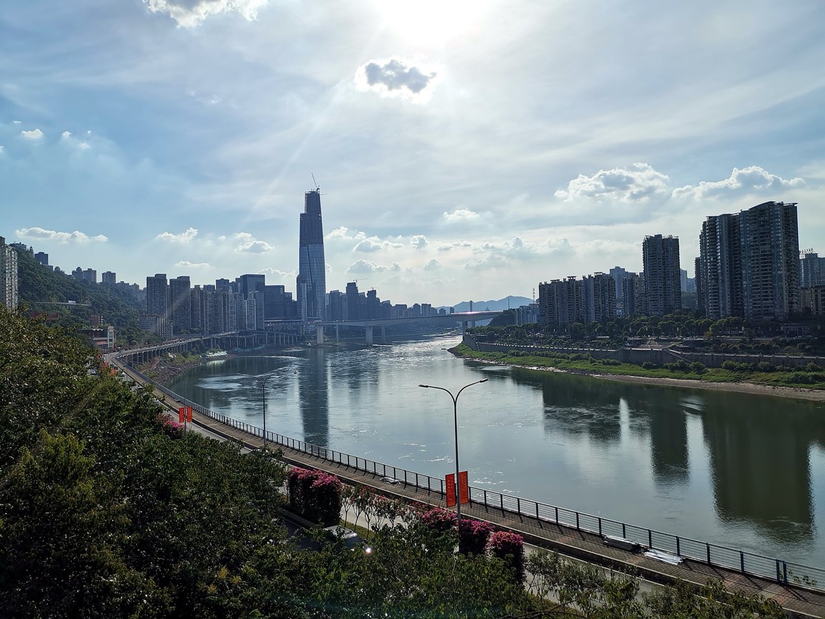 阳光透过云层照耀江面