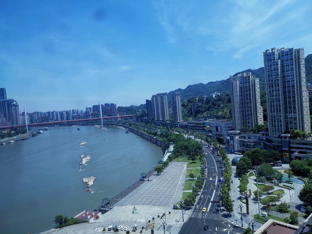 重庆红色跨江大桥与滨江高楼