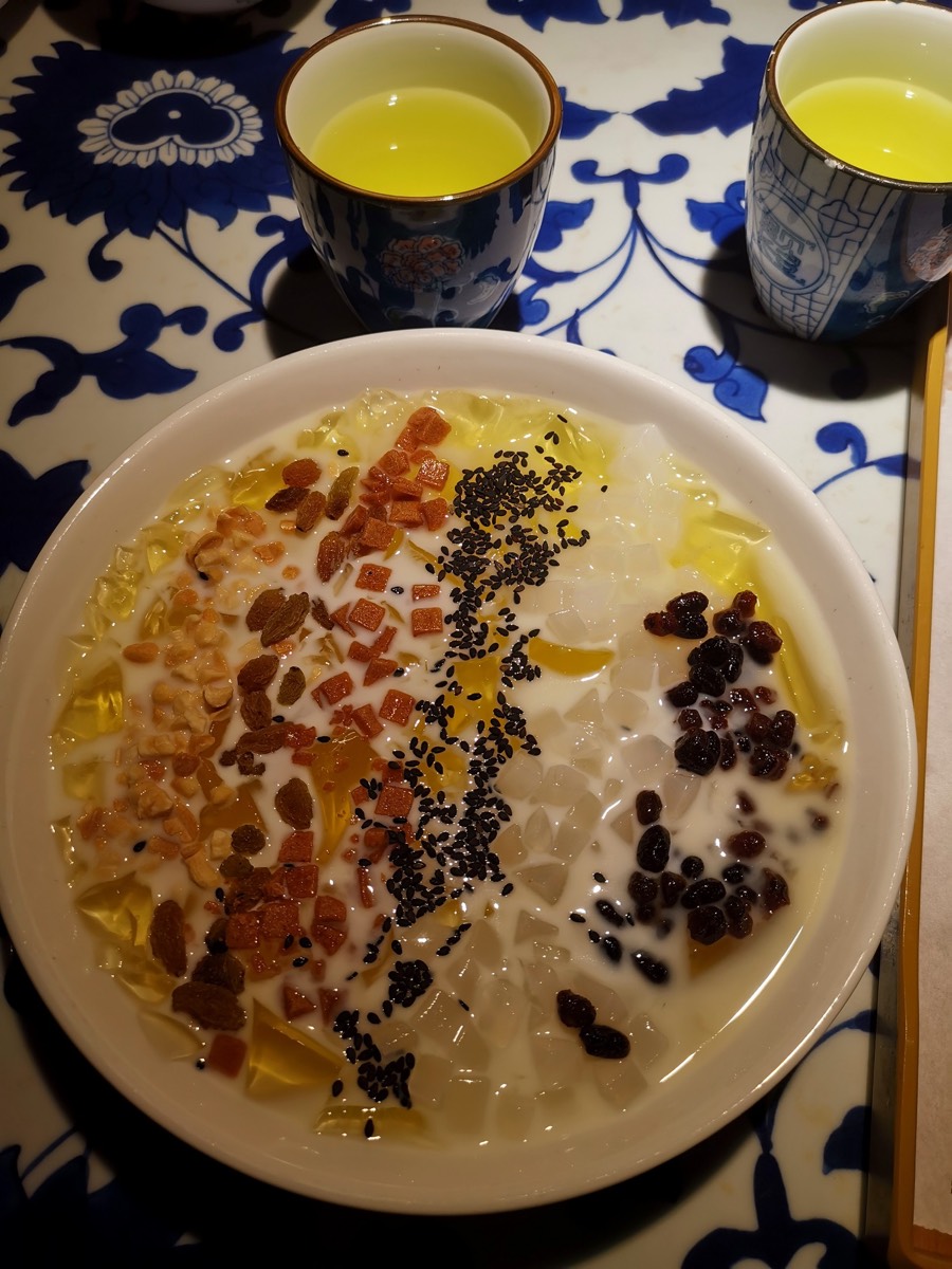 配料丰富的冰粉甜点