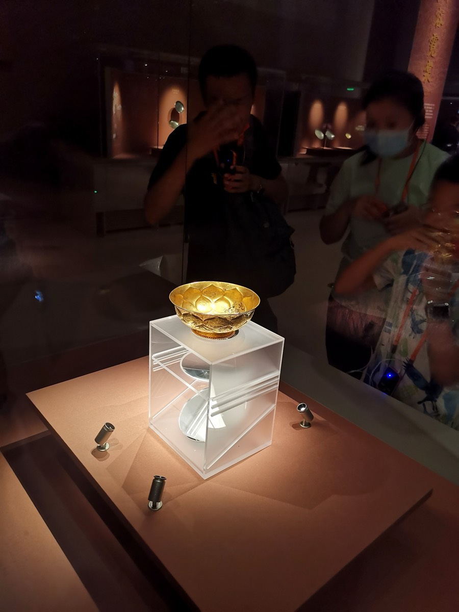鸳鸯莲瓣纹金碗