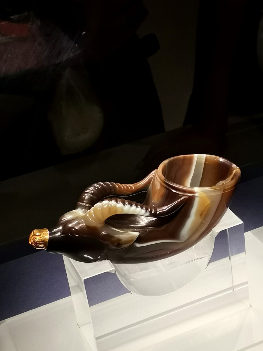 镶金兽首玛瑙杯