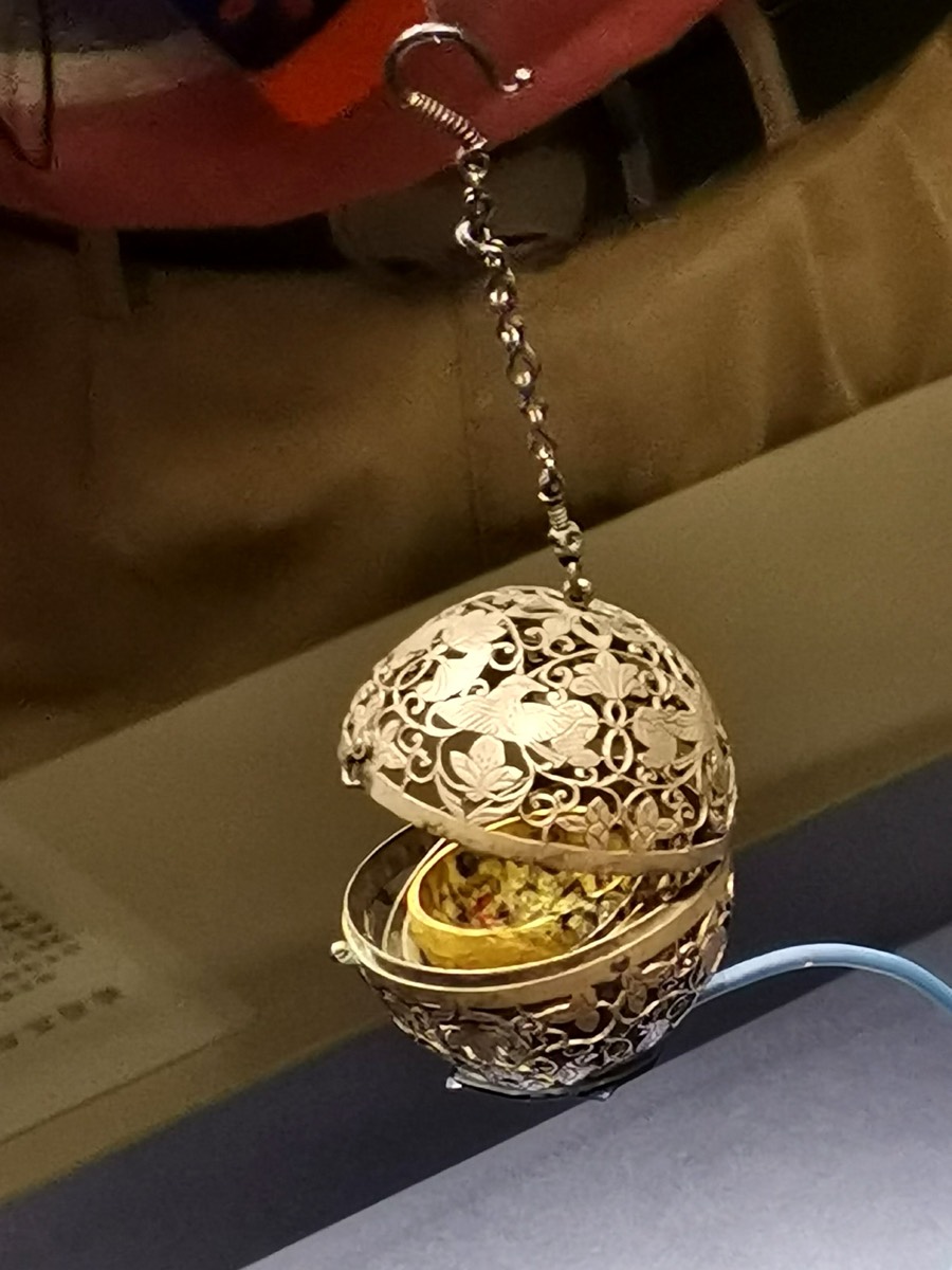 葡萄花鸟纹银香囊