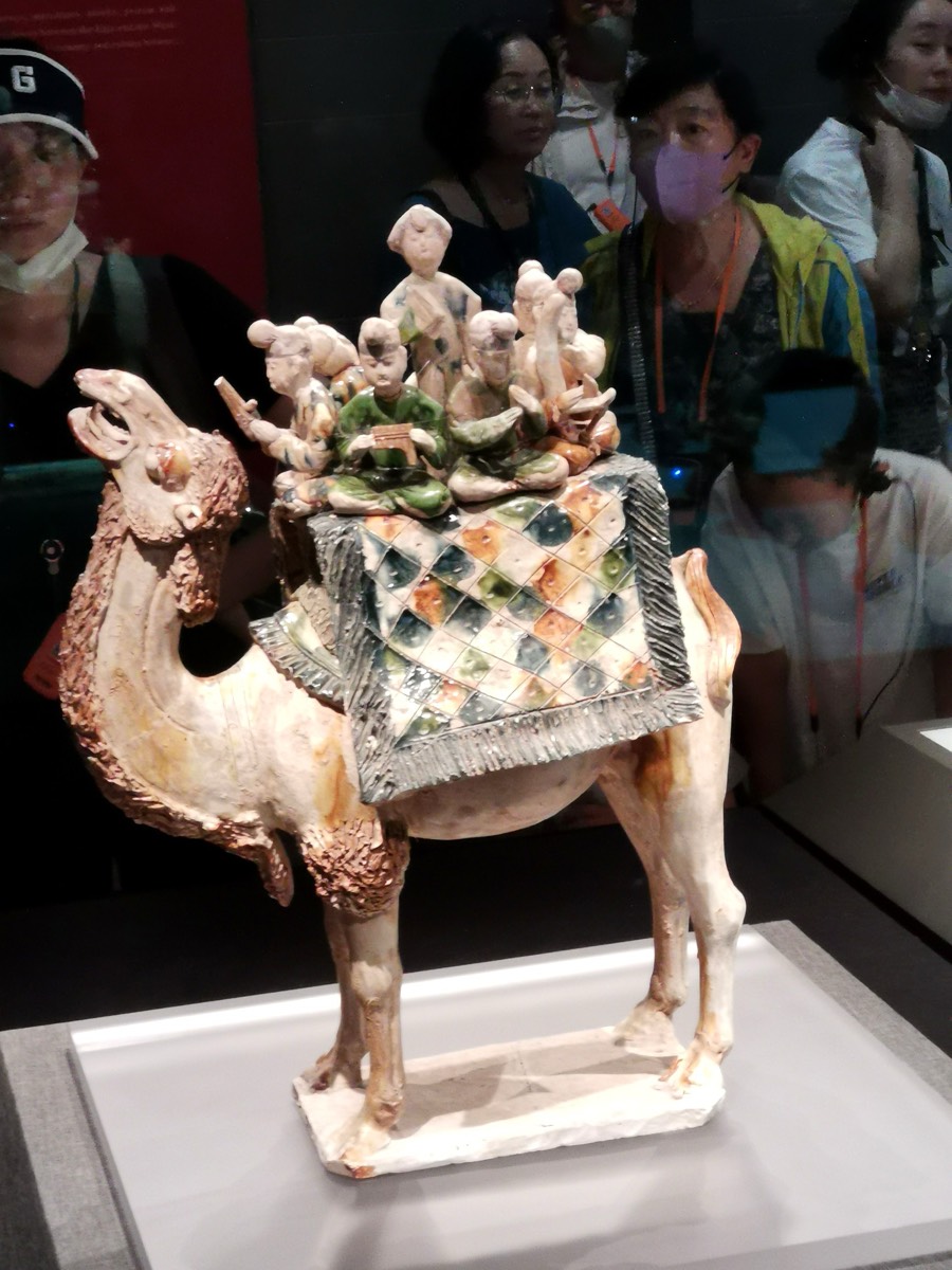 三彩载乐骆驼俑