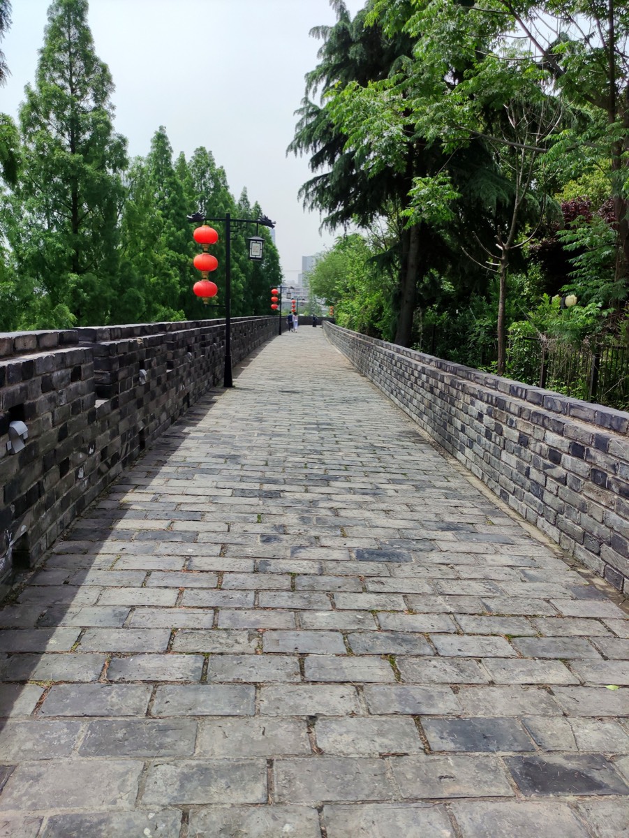 城墙顶步道纵伸