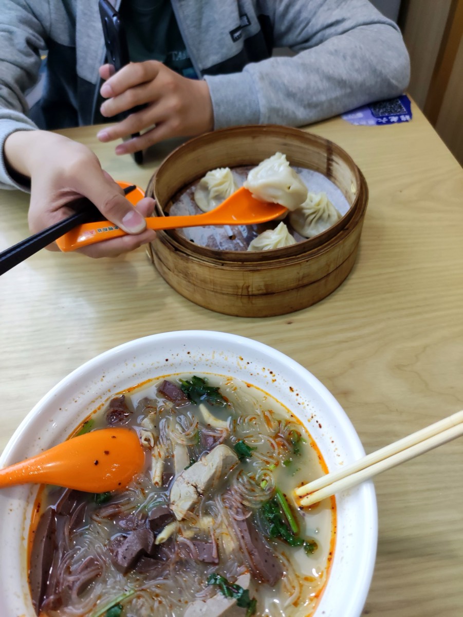 老鸭粉丝汤与南京汤包