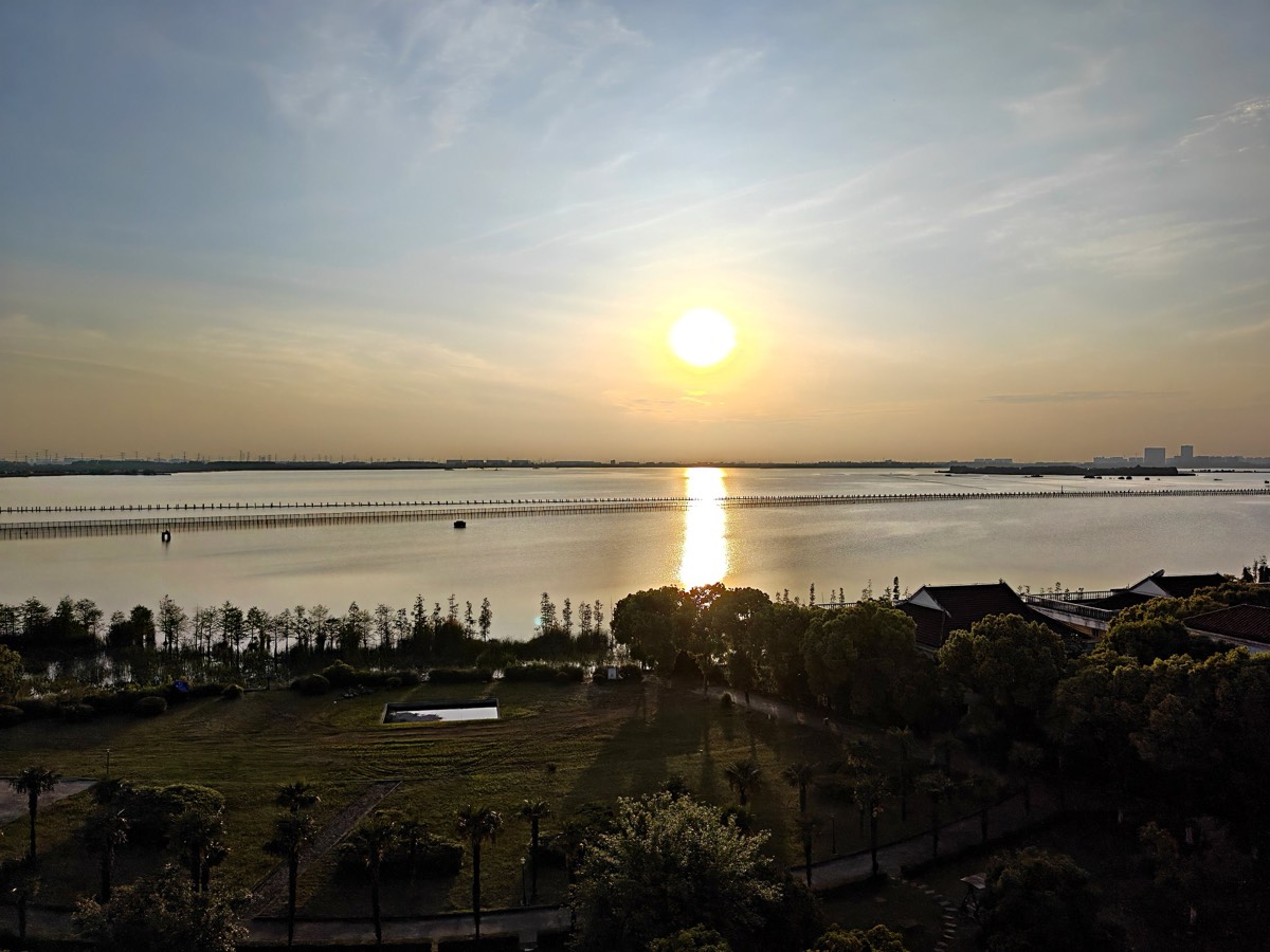 黄昏的昆承湖，金色夕阳铺满水面