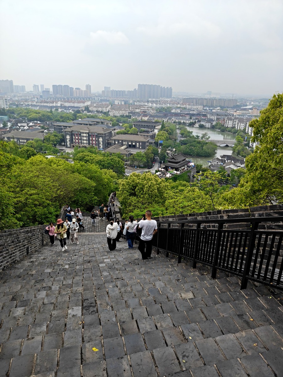 虞山城墙的石阶与登高人群背影